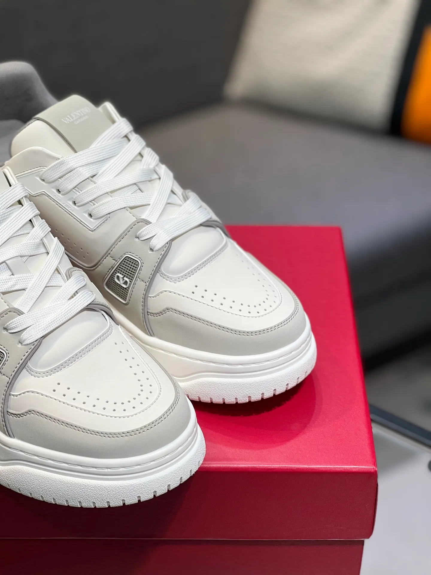 Men's Men's Shoes 💰660 Valentino 2023 early autumn new star shoes are now online! Wang Hedi and Ren Jialun have been worn by many celebrities. Who can refuse the same couple shoes as Wang Hedi! The design of Stars Stab My Heart is cool and spicy. The material of the shoes is cowhide, and every color is beautiful! Size 35-40, men’s size 39-44 (women’s 41, men’s 38, 45🉑️customized)